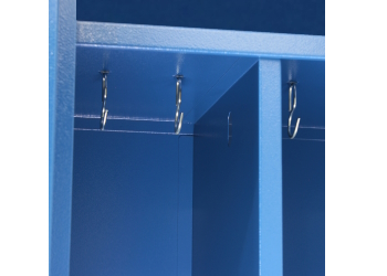 Szafka pracownicza wyposażona jest w półkę oraz haczyki do zawieszania odzieży Wieszaki metalowej szafy ubraniowej
